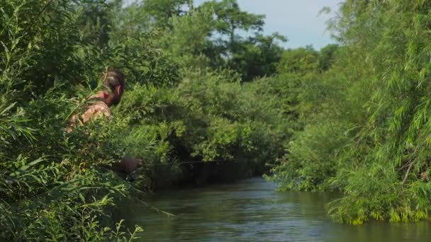 Homme pêchant sur une rivière de montagne avec un ultraléger filant à l'aide de wobblers de pêche — Video