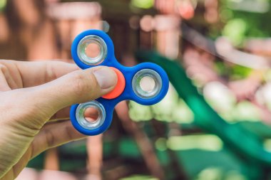 topluca spinner ile oynayan çocuk.