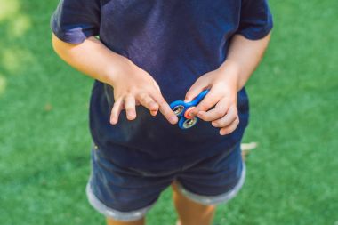 topluca spinner ile oynayan çocuk.