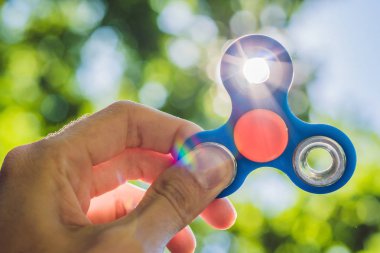 topluca spinner ile oynayan çocuk.