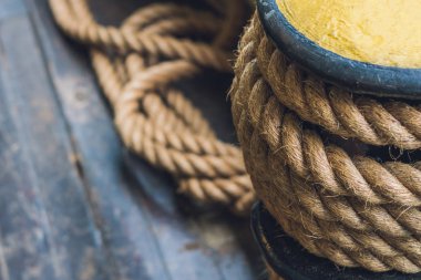 Kalın bir ip üzerinde bir gemi, bir feribot için hayvan zinciri.