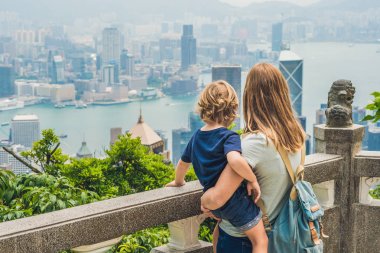 Anne ve oğlu yolcuları