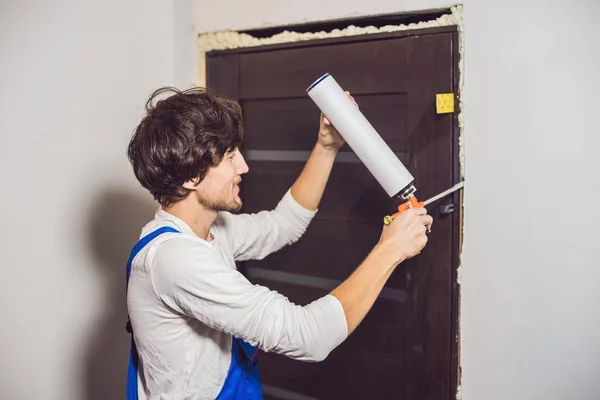 Junger Handwerker montiert Tür — Stockfoto