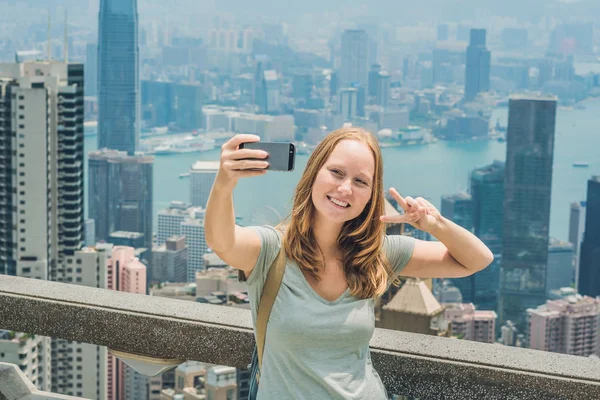 Mujer tomando selfie en la plataforma de visualización en la cima de Peak Tower — Foto de Stock