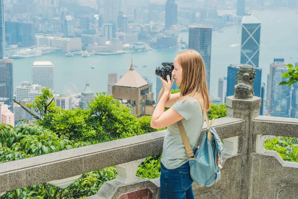 Genç kadın victoria harbor fotoğrafını çekmek — Stok fotoğraf