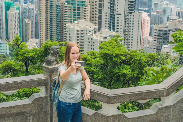 Mujer tomando selfie en la plataforma de visualización en la cima de Peak Tower — Foto de Stock