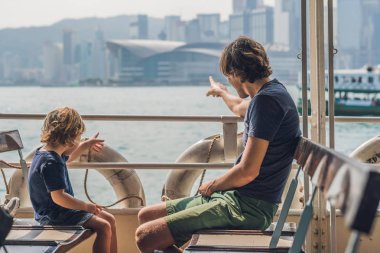 Baba ve oğul victoria Limanı üzerinden feribotla yüzmek