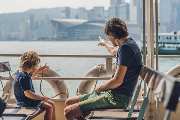 Baba ve oğul victoria Limanı üzerinden feribotla yüzmek