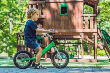 topluca spinner ile oynayan çocuk.