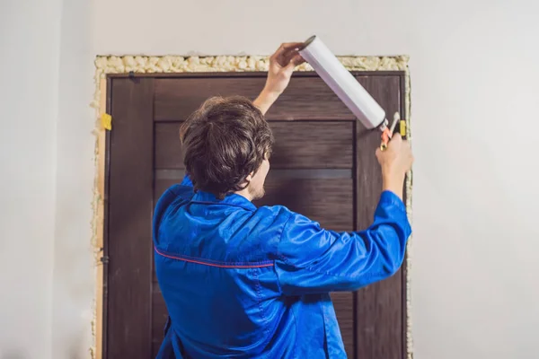 Junger Handwerker montiert Tür — Stockfoto