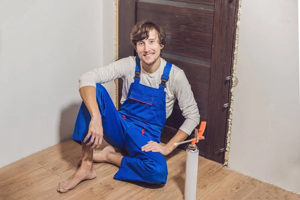 Jovem faz-tudo instalando porta — Fotografia de Stock