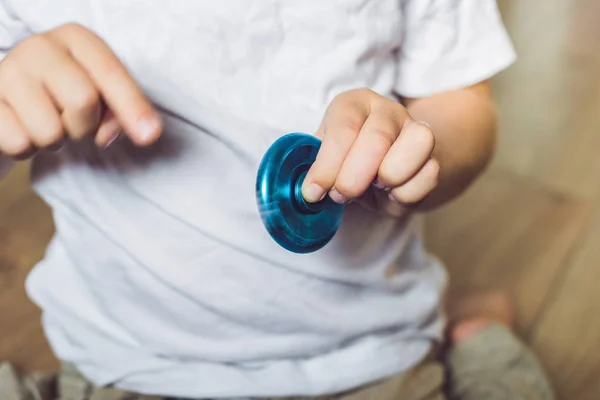 Ung pojke spela med spinner — Stockfoto