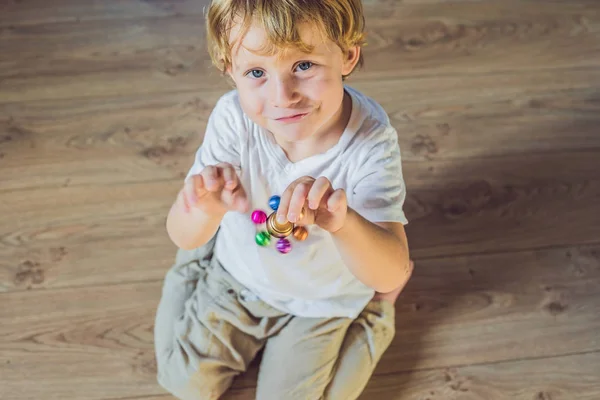 Junge spielt mit Spinner — Stockfoto