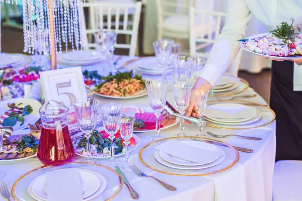 Servir una cena de bodas — Foto de Stock