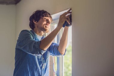 Adam pencere montaj yapar