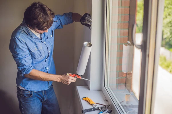 Adam pencere montaj yapar