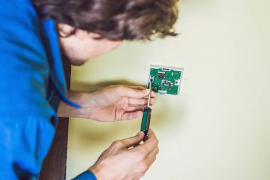 Elektrikçi elektrik bir termostat yükleme 