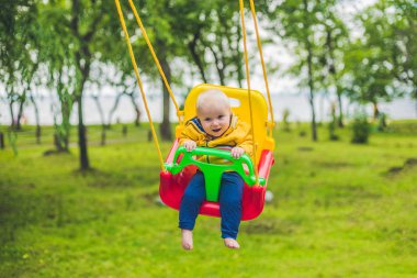 mutlu küçük çocuğu salıncakta sürme
