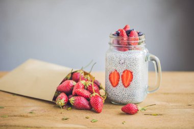 Sağlıklı katmanlı tatlı 