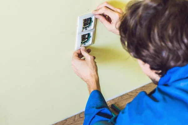 Elektriker installiert Steckdose — Stockfoto