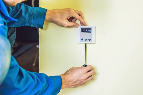 Elektriker installera en elektrisk termostat — Stockfoto