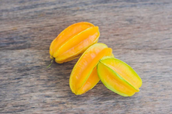 Frutas de estrella sobre mesa de madera — Foto de Stock