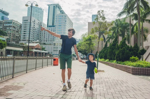 Πατέρας και γιος είναι το περπάτημα γύρω από το Χονγκ Κονγκ — Φωτογραφία Αρχείου