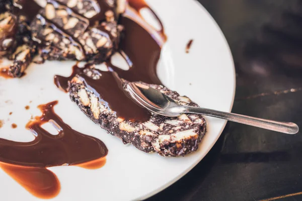 Шоколадный торт с шоколадным соусом — стоковое фото