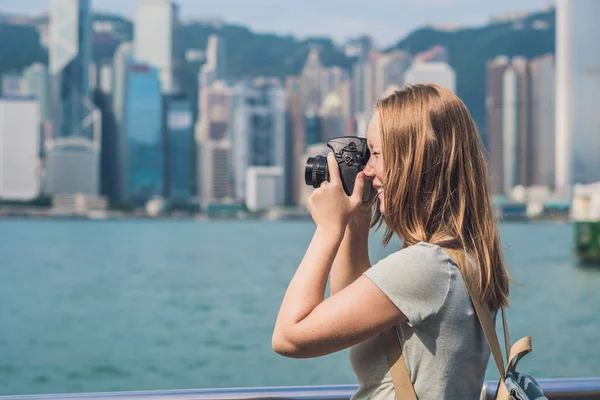 Jeune femme prenant des photos du port de Victoria — Photo