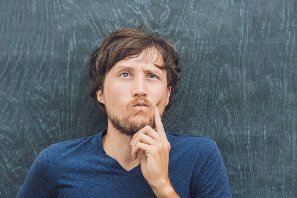 Metin ve simge yeri olan genç bir adam üstten görünüm o