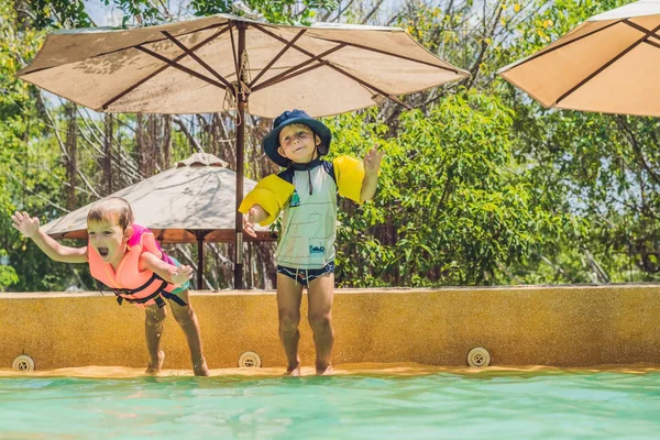 Deux Jeunes Garçons Amis Sautant Dans Piscine — Photo