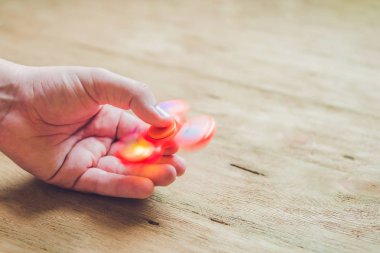 El spinner tutan bir adam el 