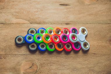 Renkli topluca spinners 