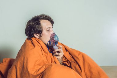 inhalasyon yapma grip veya soğuk belirtileri olan adam 