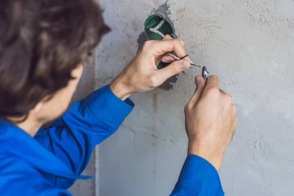 Elektriker installiert Steckdose — Stockfoto