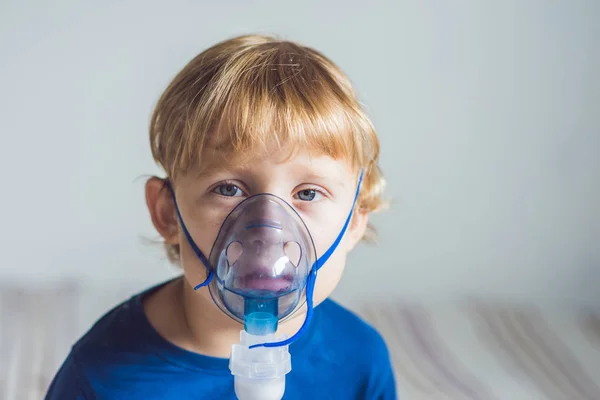 Boy membuat inhalasi dengan nebulizer — Stok Foto