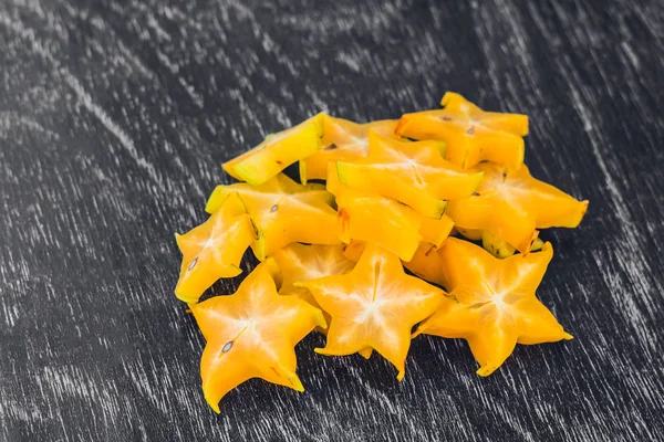 Star fruit op houten tafel — Stockfoto