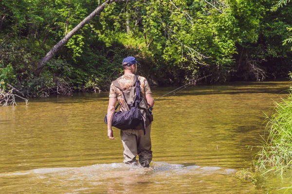 Man visserij op een berg rivier — Stockfoto