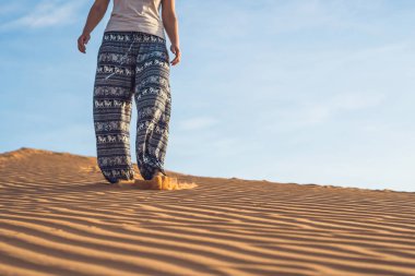 rad kumlu çölde genç kadın