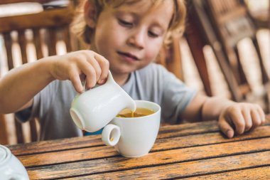 Çocuk tatlım çay dökülen. 