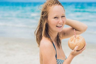 Hindistan cevizi sütü içen kadın 