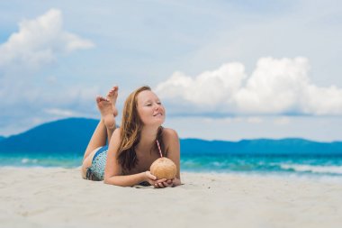 Hindistan cevizi sütü içen kadın 