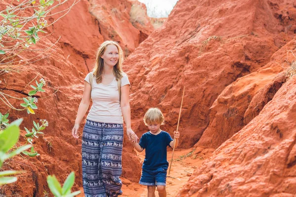 Mother and son in red canyon near Mui Ne — Stock Photo, Image