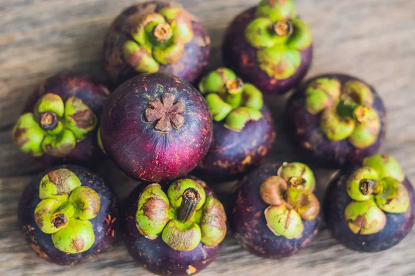 Ahşap masada mangosteen meyveleri