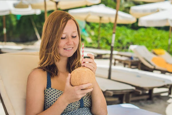 Mujer bebiendo leche de coco —  Fotos de Stock