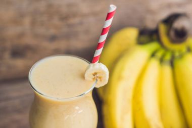 Arka plan üzerinde muz smoothie.