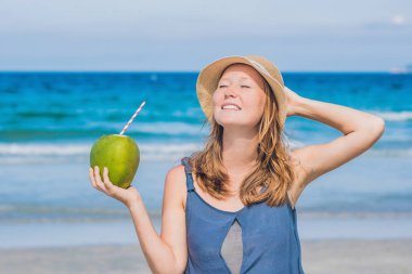 Hindistan cevizi suyu içme kadın