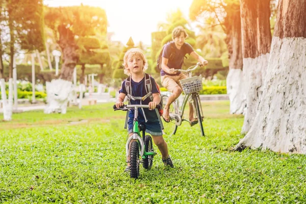 Família feliz está andando de bicicleta — Fotografia de Stock