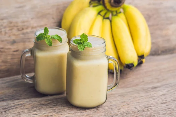 Bananen Smoothies und Bananen — Stockfoto