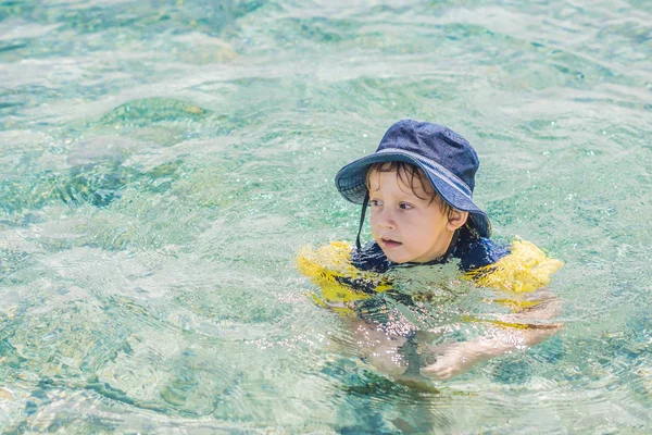 Menino gosta do mar tropical — Fotografia de Stock